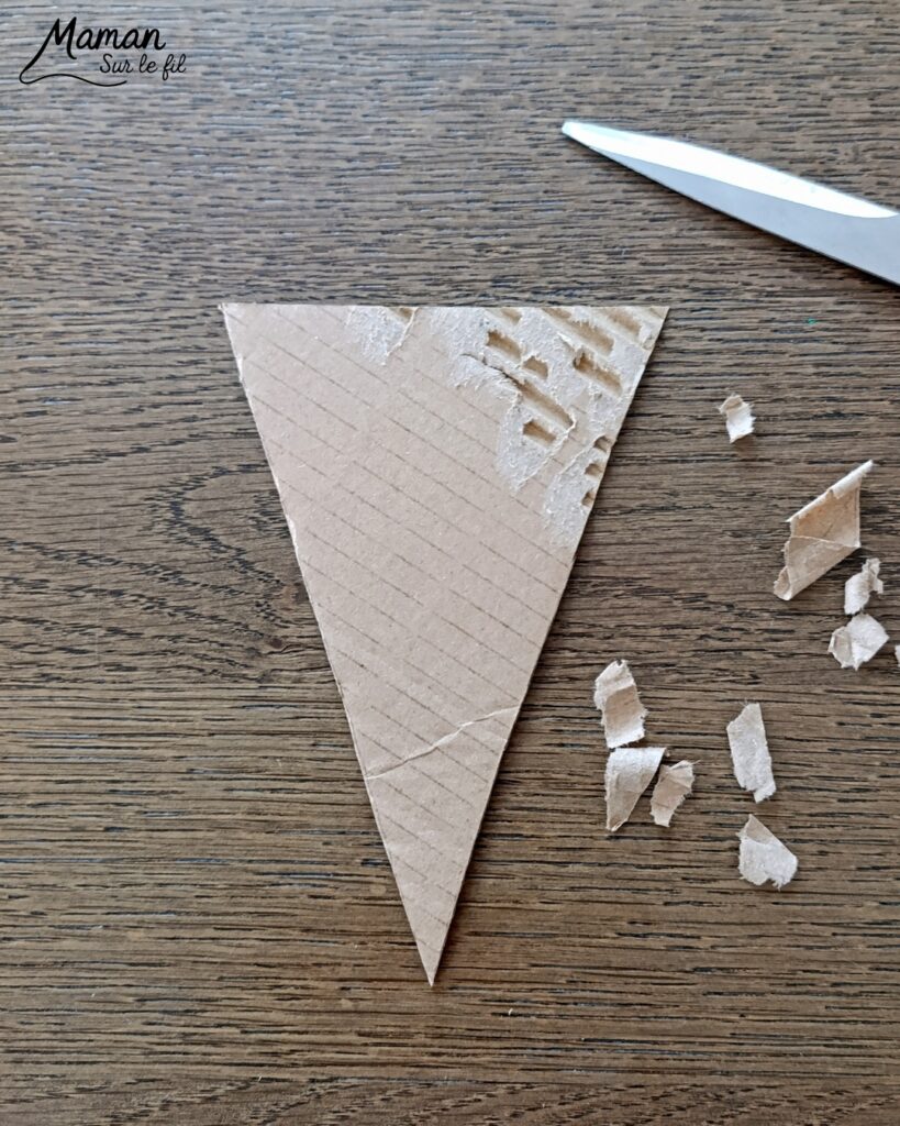 Fabriquer une glace avec du carton ondulé et des boules de papier de soie froissé : activité créative, récup' et manuelle enfants - Recyclage, surcyclage de carton épais et déchiré - Collage de boules de papier de soie froissé pour la texture et un effet 3D et en relief - Dessin et graphismes - Décoration DIY Fait maison - Arts visuels et Bricolage facile - Thème gourmandises, goûters, vacances, été - Bricolage et décoration sympa et facile - Arts visuels maternelle et élémentaire, adultes - Cycles 1 et 2 - Créativité - tutoriel photos et vidéo - mslf