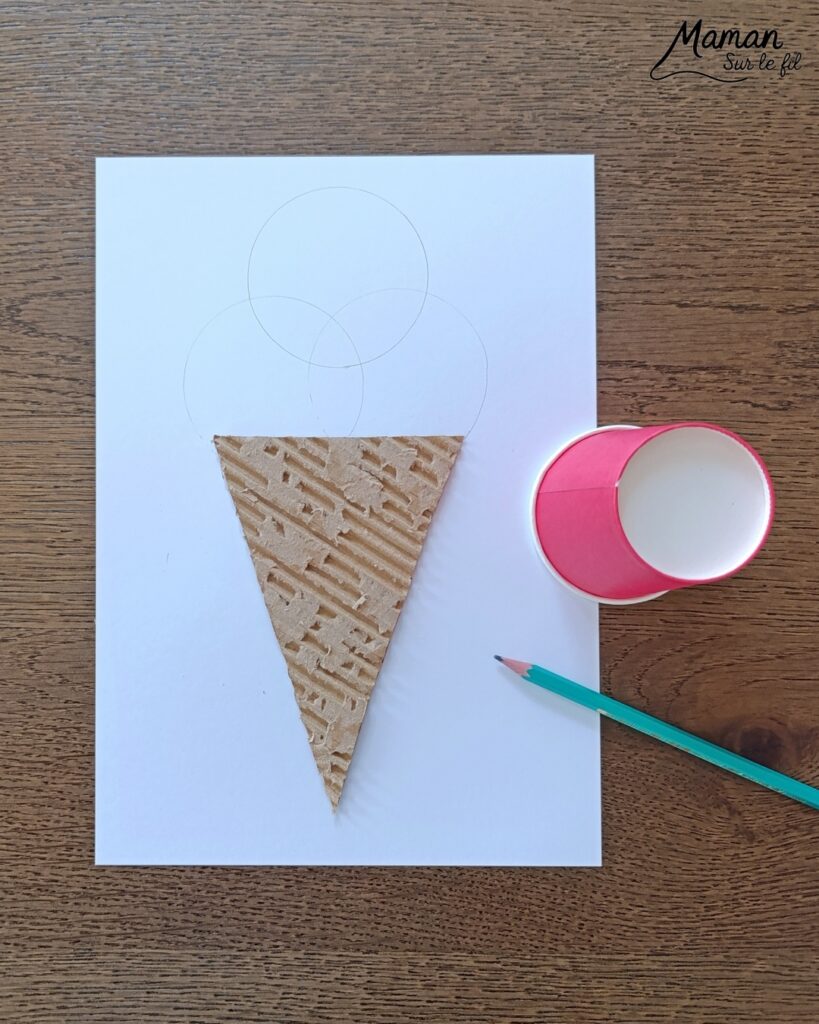 Fabriquer une glace avec du carton ondulé et des boules de papier de soie froissé : activité créative, récup' et manuelle enfants - Recyclage, surcyclage de carton épais et déchiré - Collage de boules de papier de soie froissé pour la texture et un effet 3D et en relief - Dessin et graphismes - Décoration DIY Fait maison - Arts visuels et Bricolage facile - Thème gourmandises, goûters, vacances, été - Bricolage et décoration sympa et facile - Arts visuels maternelle et élémentaire, adultes - Cycles 1 et 2 - Créativité - tutoriel photos et vidéo - mslf