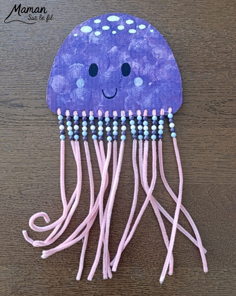 Fabriquer une méduse en carton, fils chenille et perles : activité créative, récup', peinture et manuelle enfants - Recyclage, surcyclage de carton - Peinture au tampon pour la méduse - Dessin aux marqueurs Peinture - Fils chenille pour les filaments, les tentacules - Perles à glisser sur les fils chenille pour la décoration et travailler la motricité fine - Décoration DIY Fait maison - Arts visuels et Bricolage facile - Thème animaux marins, mer, océans, plage, été - Bricolage et décoration sympa et facile - Arts visuels maternelle et élémentaire, adultes - Cycles 1 et 2 - Créativité - tutoriel photos et vidéo - mslf