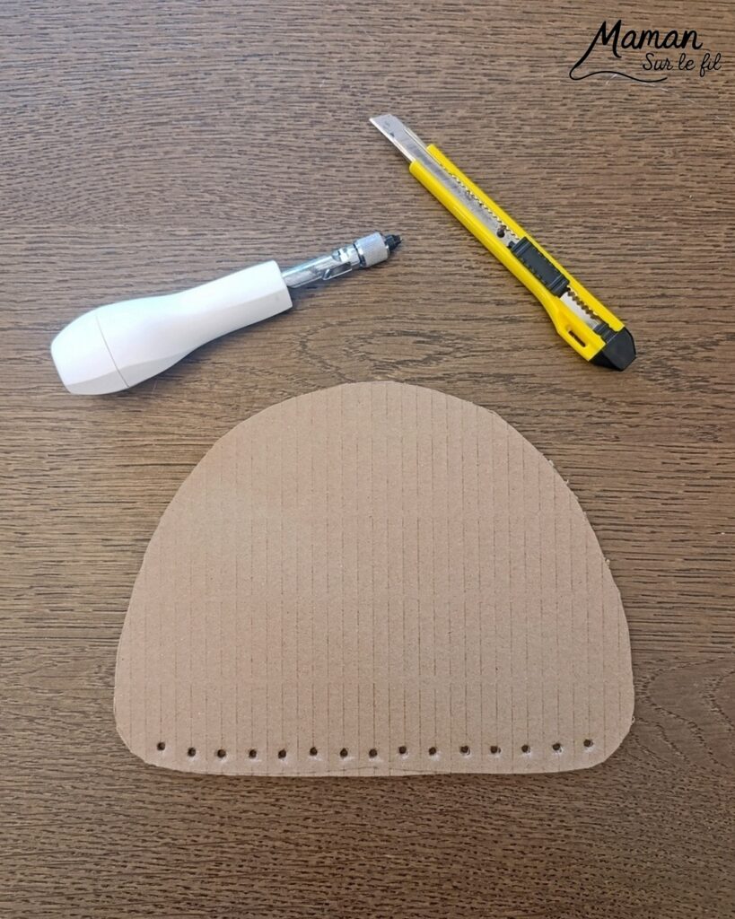 Fabriquer une méduse en carton, fils chenille et perles : activité créative, récup', peinture et manuelle enfants - Recyclage, surcyclage de carton - Peinture au tampon pour la méduse - Dessin aux marqueurs Peinture - Fils chenille pour les filaments, les tentacules - Perles à glisser sur les fils chenille pour la décoration et travailler la motricité fine - Décoration DIY Fait maison - Arts visuels et Bricolage facile - Thème animaux marins, mer, océans, plage, été - Bricolage et décoration sympa et facile - Arts visuels maternelle et élémentaire, adultes - Cycles 1 et 2 - Créativité - tutoriel photos et vidéo - mslf