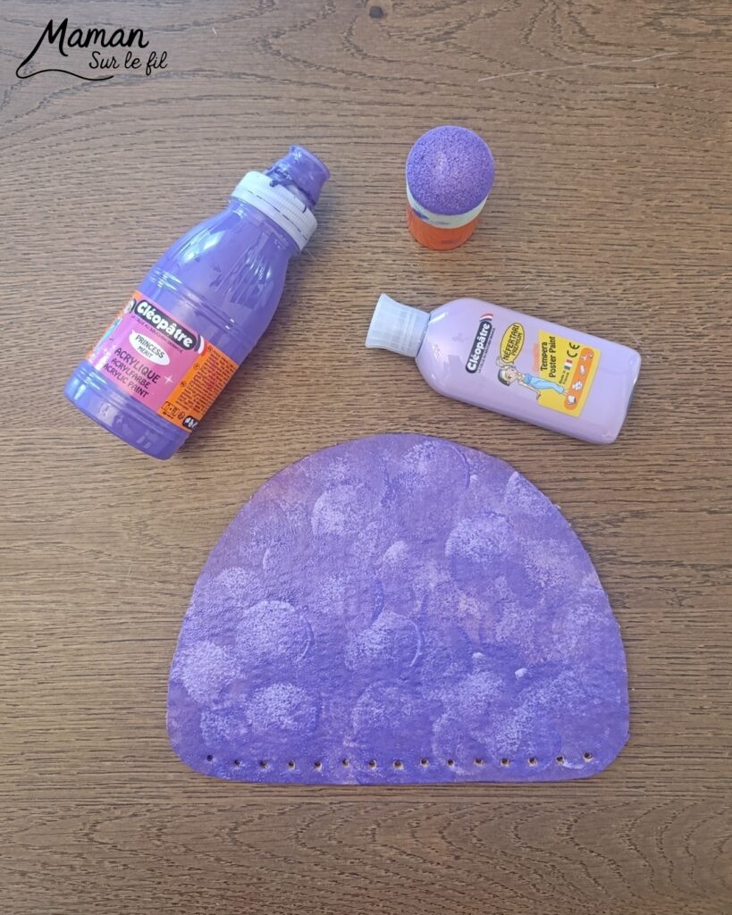 Fabriquer une méduse en carton, fils chenille et perles : activité créative, récup', peinture et manuelle enfants - Recyclage, surcyclage de carton - Peinture au tampon pour la méduse - Dessin aux marqueurs Peinture - Fils chenille pour les filaments, les tentacules - Perles à glisser sur les fils chenille pour la décoration et travailler la motricité fine - Décoration DIY Fait maison - Arts visuels et Bricolage facile - Thème animaux marins, mer, océans, plage, été - Bricolage et décoration sympa et facile - Arts visuels maternelle et élémentaire, adultes - Cycles 1 et 2 - Créativité - tutoriel photos et vidéo - mslf