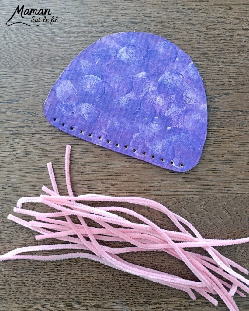 Fabriquer une méduse en carton, fils chenille et perles : activité créative, récup', peinture et manuelle enfants - Recyclage, surcyclage de carton - Peinture au tampon pour la méduse - Dessin aux marqueurs Peinture - Fils chenille pour les filaments, les tentacules - Perles à glisser sur les fils chenille pour la décoration et travailler la motricité fine - Décoration DIY Fait maison - Arts visuels et Bricolage facile - Thème animaux marins, mer, océans, plage, été - Bricolage et décoration sympa et facile - Arts visuels maternelle et élémentaire, adultes - Cycles 1 et 2 - Créativité - tutoriel photos et vidéo - mslf