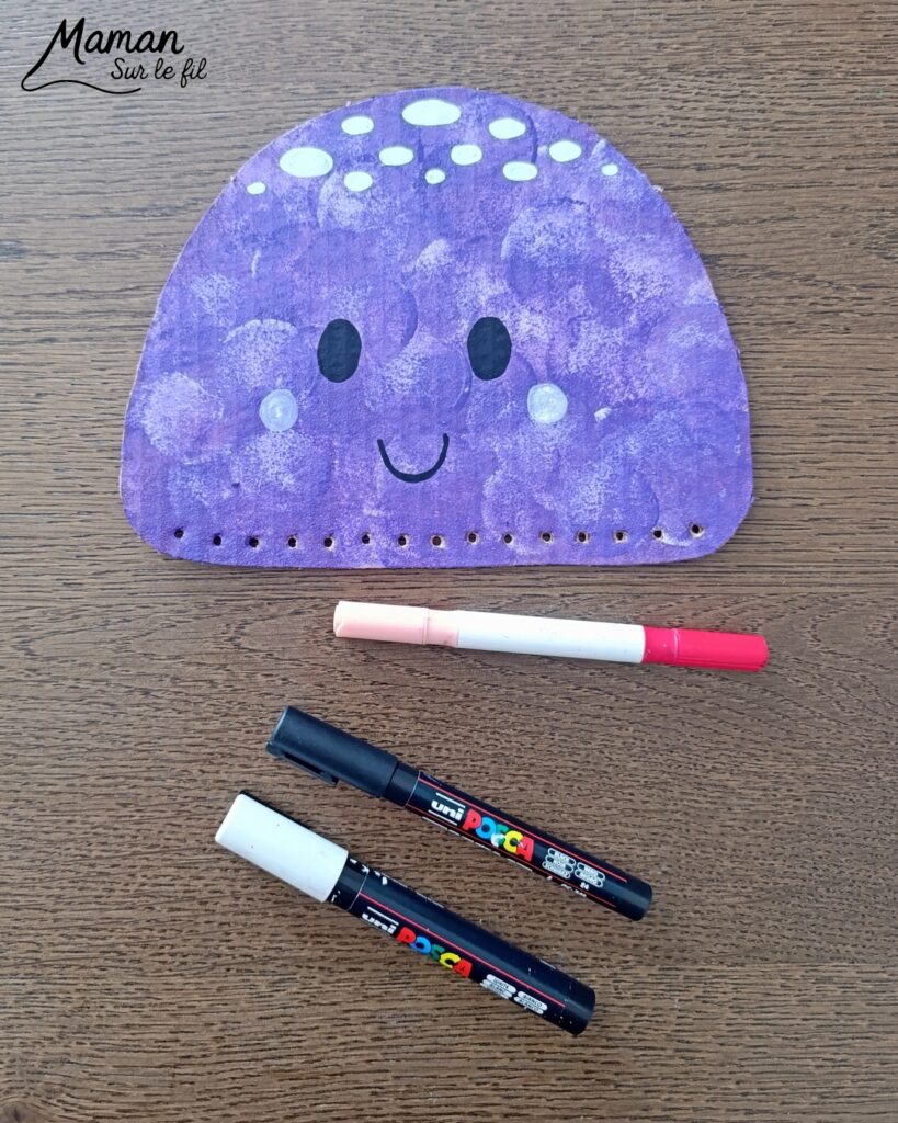 Fabriquer une méduse en carton, fils chenille et perles : activité créative, récup', peinture et manuelle enfants - Recyclage, surcyclage de carton - Peinture au tampon pour la méduse - Dessin aux marqueurs Peinture - Fils chenille pour les filaments, les tentacules - Perles à glisser sur les fils chenille pour la décoration et travailler la motricité fine - Décoration DIY Fait maison - Arts visuels et Bricolage facile - Thème animaux marins, mer, océans, plage, été - Bricolage et décoration sympa et facile - Arts visuels maternelle et élémentaire, adultes - Cycles 1 et 2 - Créativité - tutoriel photos et vidéo - mslf
