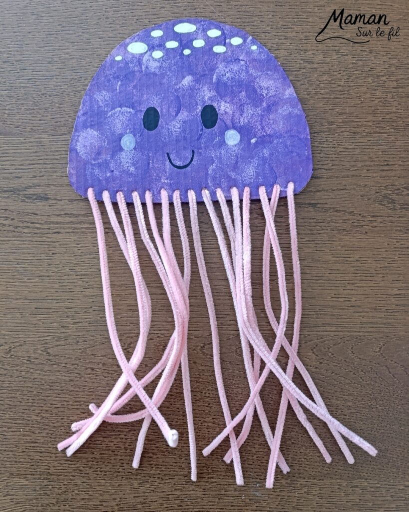 Fabriquer une méduse en carton, fils chenille et perles : activité créative, récup', peinture et manuelle enfants - Recyclage, surcyclage de carton - Peinture au tampon pour la méduse - Dessin aux marqueurs Peinture - Fils chenille pour les filaments, les tentacules - Perles à glisser sur les fils chenille pour la décoration et travailler la motricité fine - Décoration DIY Fait maison - Arts visuels et Bricolage facile - Thème animaux marins, mer, océans, plage, été - Bricolage et décoration sympa et facile - Arts visuels maternelle et élémentaire, adultes - Cycles 1 et 2 - Créativité - tutoriel photos et vidéo - mslf