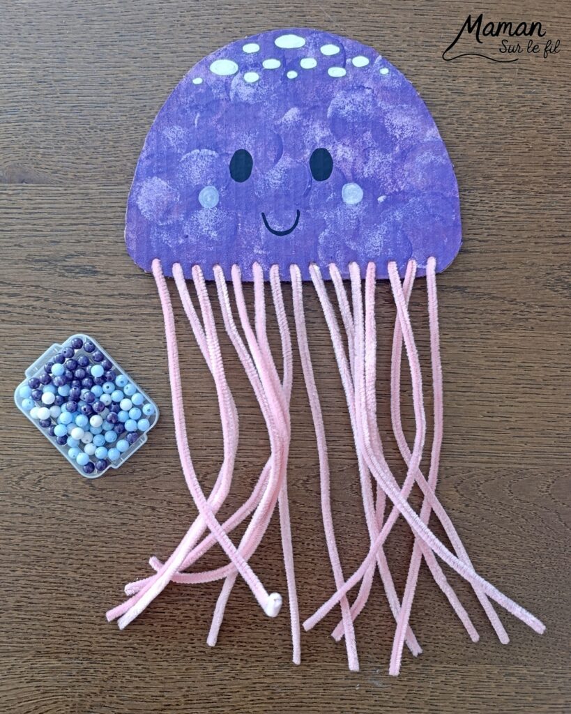 Fabriquer une méduse en carton, fils chenille et perles : activité créative, récup', peinture et manuelle enfants - Recyclage, surcyclage de carton - Peinture au tampon pour la méduse - Dessin aux marqueurs Peinture - Fils chenille pour les filaments, les tentacules - Perles à glisser sur les fils chenille pour la décoration et travailler la motricité fine - Décoration DIY Fait maison - Arts visuels et Bricolage facile - Thème animaux marins, mer, océans, plage, été - Bricolage et décoration sympa et facile - Arts visuels maternelle et élémentaire, adultes - Cycles 1 et 2 - Créativité - tutoriel photos et vidéo - mslf