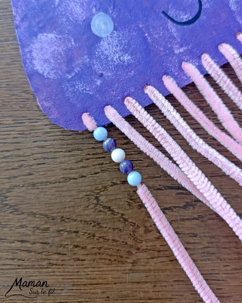 Fabriquer une méduse en carton, fils chenille et perles : activité créative, récup', peinture et manuelle enfants - Recyclage, surcyclage de carton - Peinture au tampon pour la méduse - Dessin aux marqueurs Peinture - Fils chenille pour les filaments, les tentacules - Perles à glisser sur les fils chenille pour la décoration et travailler la motricité fine - Décoration DIY Fait maison - Arts visuels et Bricolage facile - Thème animaux marins, mer, océans, plage, été - Bricolage et décoration sympa et facile - Arts visuels maternelle et élémentaire, adultes - Cycles 1 et 2 - Créativité - tutoriel photos et vidéo - mslf