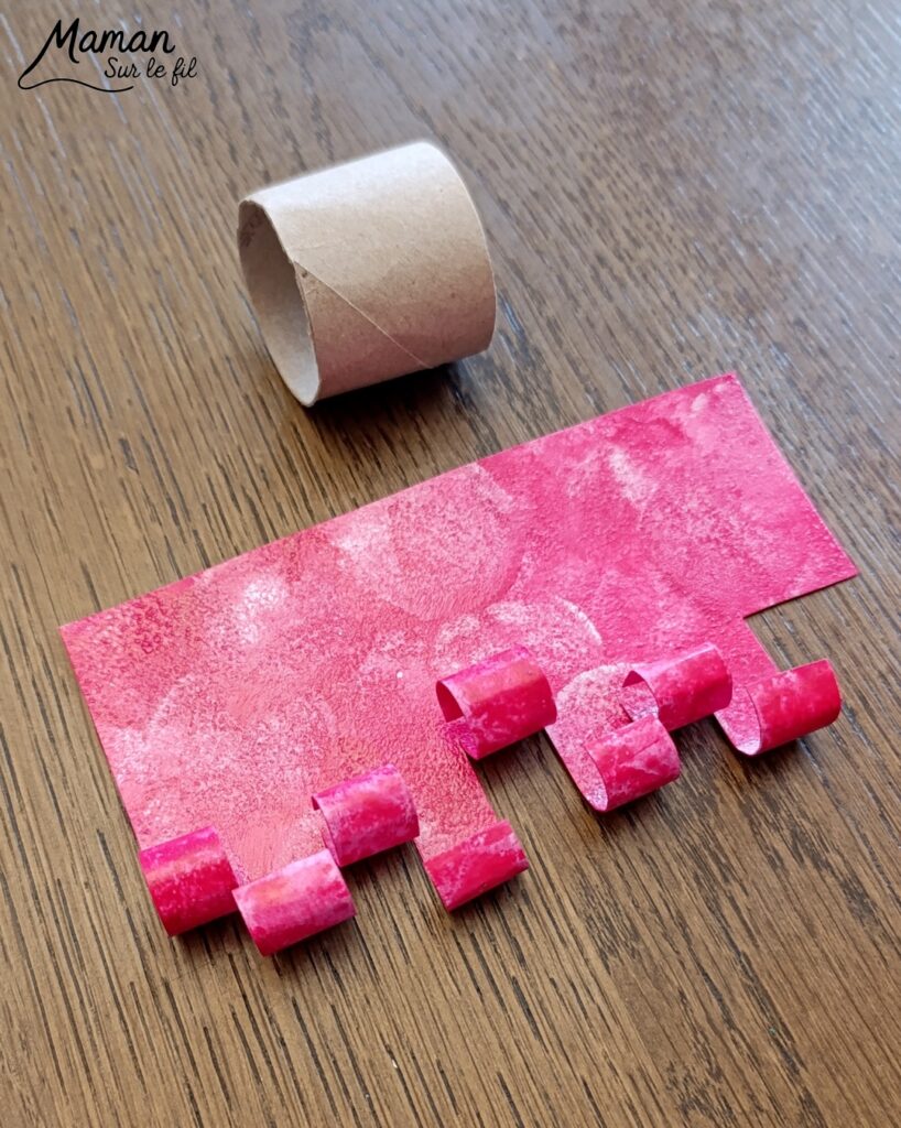 Fabriquer des pieuvres mignonnes avec des rouleaux en carton : activité créative, peinture, récup' et manuelle enfants - Recyclage, surcyclage de rouleaux de PQ, de papier toilettes en carton - Peinture aux tampons ronds - Découpage, collage, enroulage de papier - Gommettes yeiux et petit noeud pour la décoration - Décoration DIY Fait maison - Arts visuels et Bricolage facile - Thème animaux marins, mer, océans, plage, été - Bricolage et décoration sympa et facile - Arts visuels maternelle et élémentaire, adultes - Cycles 1 et 2 - Créativité - tutoriel photos - mslf
