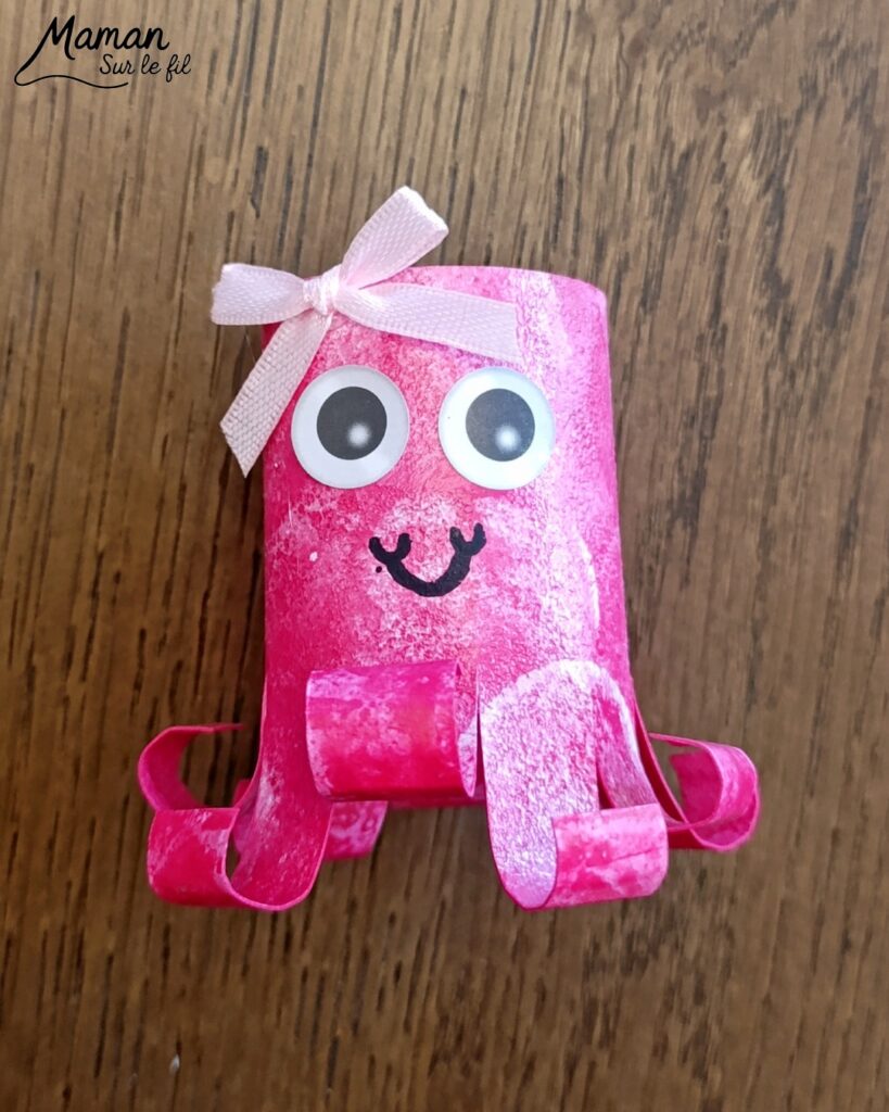 Fabriquer des pieuvres mignonnes avec des rouleaux en carton : activité créative, peinture, récup' et manuelle enfants - Recyclage, surcyclage de rouleaux de PQ, de papier toilettes en carton - Peinture aux tampons ronds - Découpage, collage, enroulage de papier - Gommettes yeiux et petit noeud pour la décoration - Décoration DIY Fait maison - Arts visuels et Bricolage facile - Thème animaux marins, mer, océans, plage, été - Bricolage et décoration sympa et facile - Arts visuels maternelle et élémentaire, adultes - Cycles 1 et 2 - Créativité - tutoriel photos - mslf