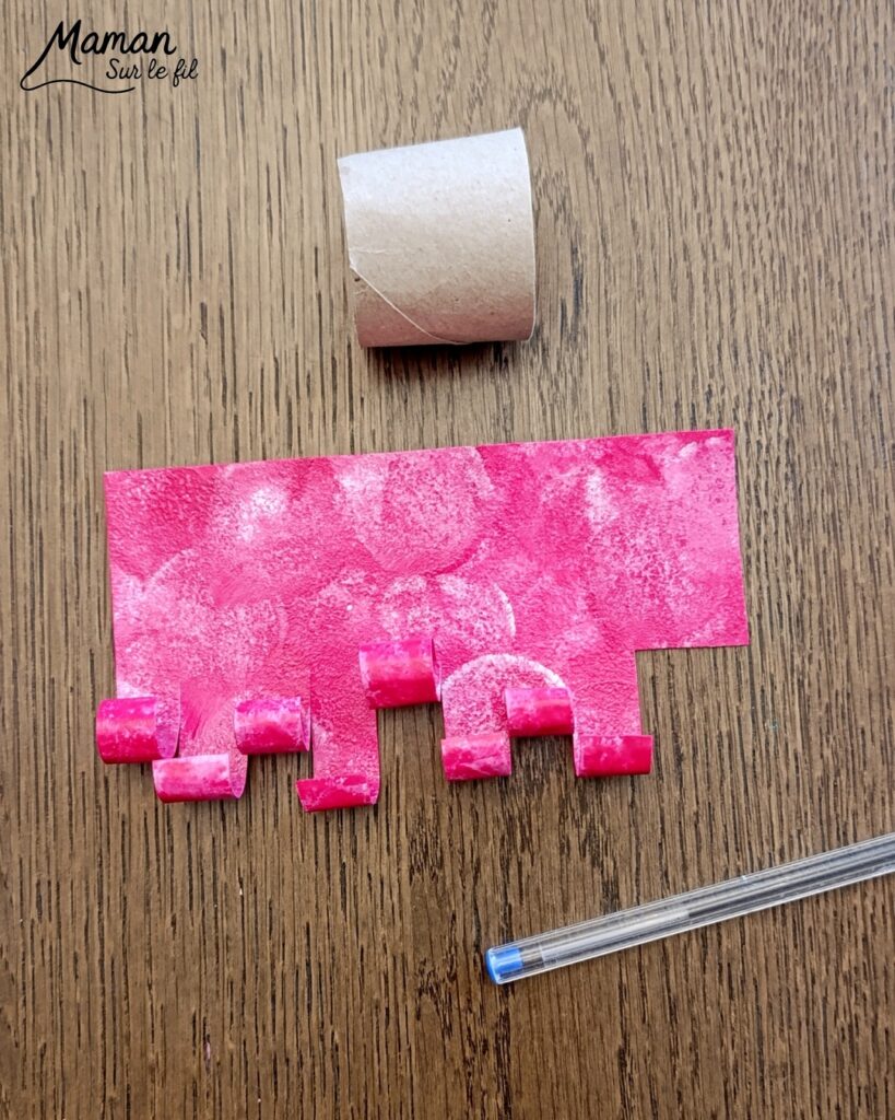 Fabriquer des pieuvres mignonnes avec des rouleaux en carton : activité créative, peinture, récup' et manuelle enfants - Recyclage, surcyclage de rouleaux de PQ, de papier toilettes en carton - Peinture aux tampons ronds - Découpage, collage, enroulage de papier - Gommettes yeiux et petit noeud pour la décoration - Décoration DIY Fait maison - Arts visuels et Bricolage facile - Thème animaux marins, mer, océans, plage, été - Bricolage et décoration sympa et facile - Arts visuels maternelle et élémentaire, adultes - Cycles 1 et 2 - Créativité - tutoriel photos - mslf