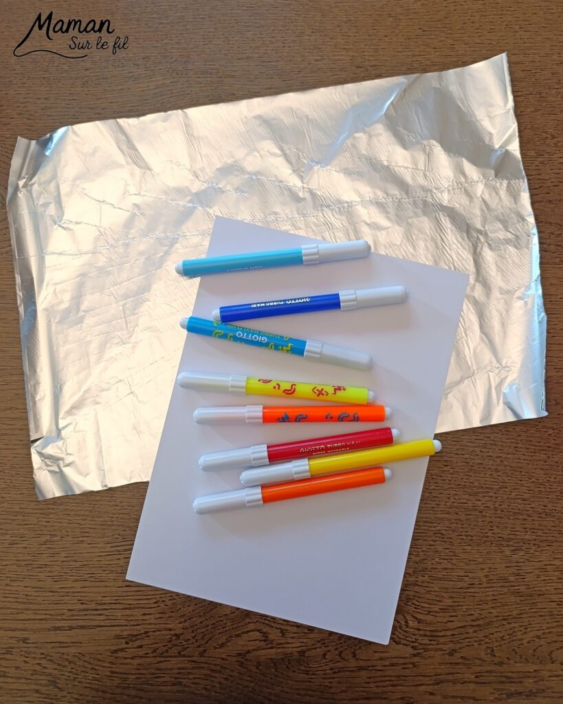 Fabriquer un poisson qui bouge dans son bocal : activité créative, peinture, récup' et manuelle enfants - Technique de Peinture avec papier aluminium, feutres, eau - Recyclage, surcyclage d'un pic à brochettes pour manipuler et faire bouger le poisson - Découpage, collage - Dessins et graphismes en noir pour le contraste - Décoration ey jeu DIY Fait maison - Arts visuels et Bricolage facile - Thème animaux marins, mer, océans, plage, été, 1er avril, poisson d'avril - Bricolage et décoration sympa et facile - Arts visuels maternelle et élémentaire - Cycles 1 ou 2 - Créativité - tutoriel photos et vidéo - mslf