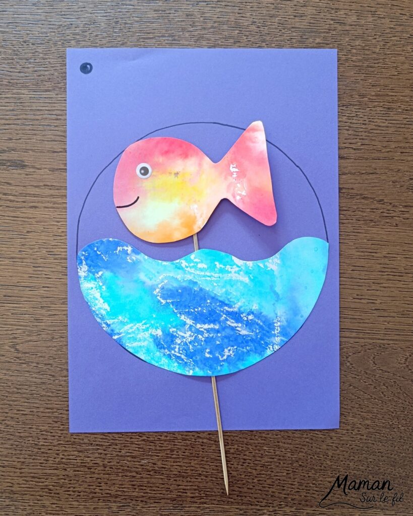 Fabriquer un poisson qui bouge dans son bocal : activité créative, peinture, récup' et manuelle enfants - Technique de Peinture avec papier aluminium, feutres, eau - Recyclage, surcyclage d'un pic à brochettes pour manipuler et faire bouger le poisson - Découpage, collage - Dessins et graphismes en noir pour le contraste - Décoration ey jeu DIY Fait maison - Arts visuels et Bricolage facile - Thème animaux marins, mer, océans, plage, été, 1er avril, poisson d'avril - Bricolage et décoration sympa et facile - Arts visuels maternelle et élémentaire - Cycles 1 ou 2 - Créativité - tutoriel photos et vidéo - mslf