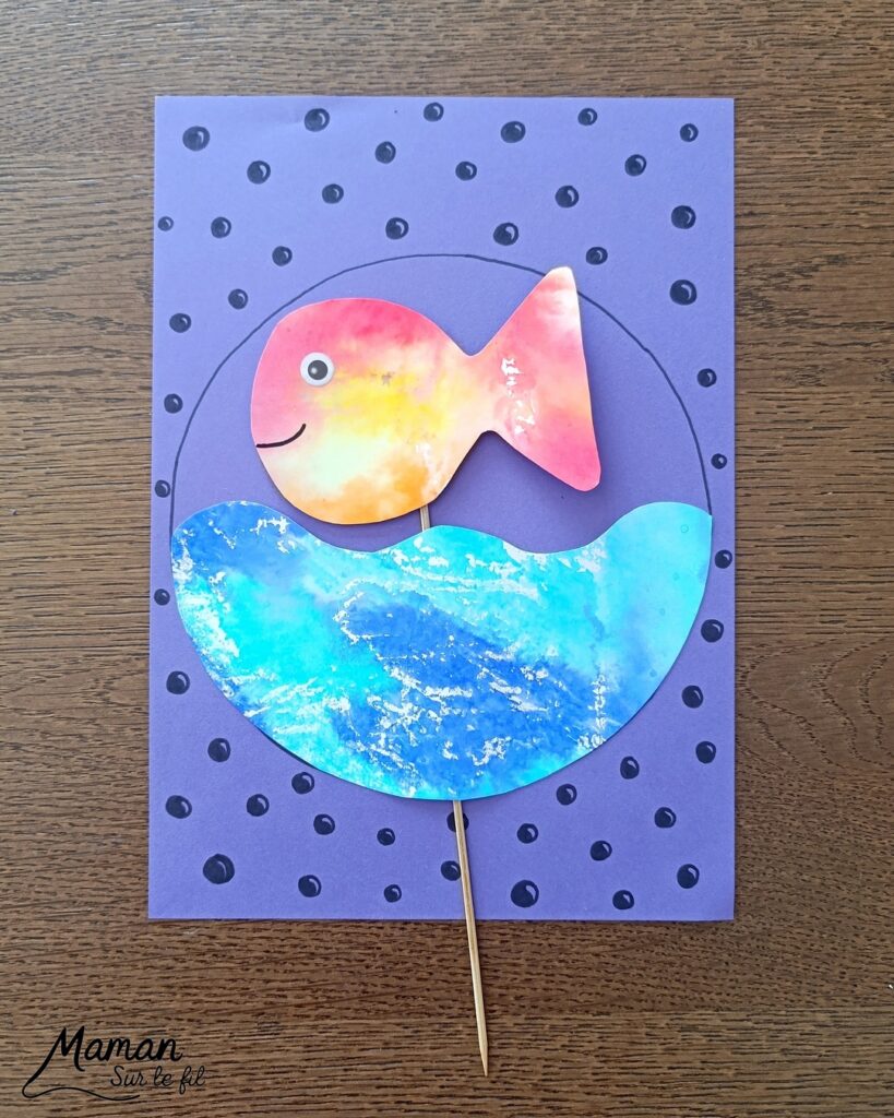 Fabriquer un poisson qui bouge dans son bocal : activité créative, peinture, récup' et manuelle enfants - Technique de Peinture avec papier aluminium, feutres, eau - Recyclage, surcyclage d'un pic à brochettes pour manipuler et faire bouger le poisson - Découpage, collage - Dessins et graphismes en noir pour le contraste - Décoration ey jeu DIY Fait maison - Arts visuels et Bricolage facile - Thème animaux marins, mer, océans, plage, été, 1er avril, poisson d'avril - Bricolage et décoration sympa et facile - Arts visuels maternelle et élémentaire - Cycles 1 ou 2 - Créativité - tutoriel photos et vidéo - mslf