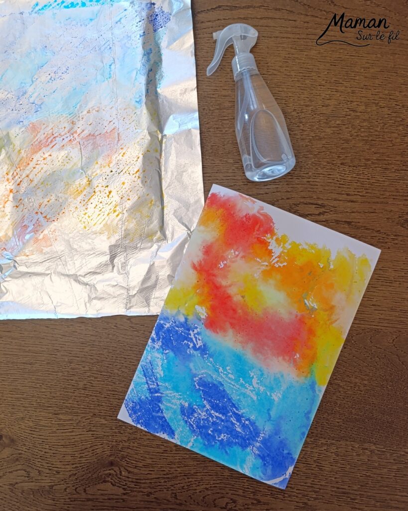 Fabriquer un poisson qui bouge dans son bocal : activité créative, peinture, récup' et manuelle enfants - Technique de Peinture avec papier aluminium, feutres, eau - Recyclage, surcyclage d'un pic à brochettes pour manipuler et faire bouger le poisson - Découpage, collage - Dessins et graphismes en noir pour le contraste - Décoration ey jeu DIY Fait maison - Arts visuels et Bricolage facile - Thème animaux marins, mer, océans, plage, été, 1er avril, poisson d'avril - Bricolage et décoration sympa et facile - Arts visuels maternelle et élémentaire - Cycles 1 ou 2 - Créativité - tutoriel photos et vidéo - mslf