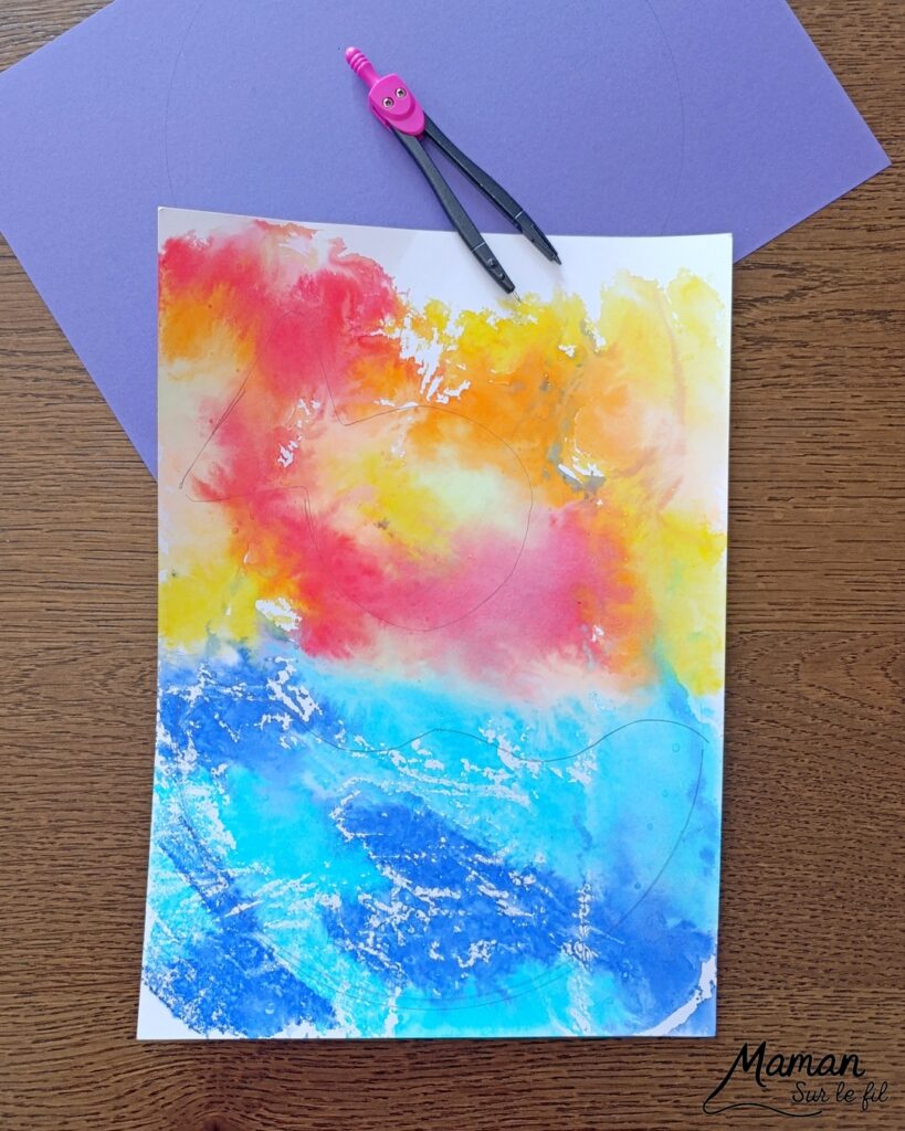 Fabriquer un poisson qui bouge dans son bocal : activité créative, peinture, récup' et manuelle enfants - Technique de Peinture avec papier aluminium, feutres, eau - Recyclage, surcyclage d'un pic à brochettes pour manipuler et faire bouger le poisson - Découpage, collage - Dessins et graphismes en noir pour le contraste - Décoration ey jeu DIY Fait maison - Arts visuels et Bricolage facile - Thème animaux marins, mer, océans, plage, été, 1er avril, poisson d'avril - Bricolage et décoration sympa et facile - Arts visuels maternelle et élémentaire - Cycles 1 ou 2 - Créativité - tutoriel photos et vidéo - mslf