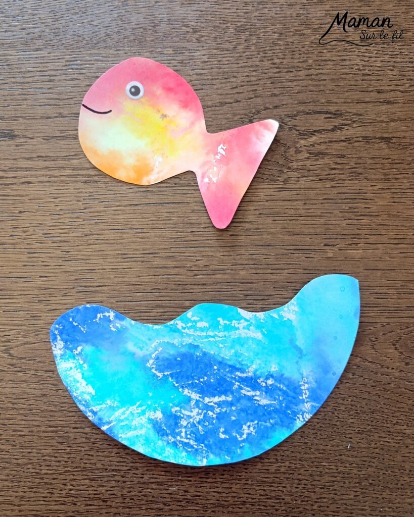 Fabriquer un poisson qui bouge dans son bocal : activité créative, peinture, récup' et manuelle enfants - Technique de Peinture avec papier aluminium, feutres, eau - Recyclage, surcyclage d'un pic à brochettes pour manipuler et faire bouger le poisson - Découpage, collage - Dessins et graphismes en noir pour le contraste - Décoration ey jeu DIY Fait maison - Arts visuels et Bricolage facile - Thème animaux marins, mer, océans, plage, été, 1er avril, poisson d'avril - Bricolage et décoration sympa et facile - Arts visuels maternelle et élémentaire - Cycles 1 ou 2 - Créativité - tutoriel photos et vidéo - mslf