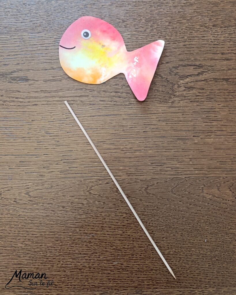 Fabriquer un poisson qui bouge dans son bocal : activité créative, peinture, récup' et manuelle enfants - Technique de Peinture avec papier aluminium, feutres, eau - Recyclage, surcyclage d'un pic à brochettes pour manipuler et faire bouger le poisson - Découpage, collage - Dessins et graphismes en noir pour le contraste - Décoration ey jeu DIY Fait maison - Arts visuels et Bricolage facile - Thème animaux marins, mer, océans, plage, été, 1er avril, poisson d'avril - Bricolage et décoration sympa et facile - Arts visuels maternelle et élémentaire - Cycles 1 ou 2 - Créativité - tutoriel photos et vidéo - mslf