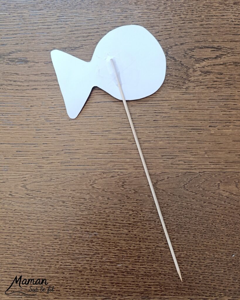Fabriquer un poisson qui bouge dans son bocal : activité créative, peinture, récup' et manuelle enfants - Technique de Peinture avec papier aluminium, feutres, eau - Recyclage, surcyclage d'un pic à brochettes pour manipuler et faire bouger le poisson - Découpage, collage - Dessins et graphismes en noir pour le contraste - Décoration ey jeu DIY Fait maison - Arts visuels et Bricolage facile - Thème animaux marins, mer, océans, plage, été, 1er avril, poisson d'avril - Bricolage et décoration sympa et facile - Arts visuels maternelle et élémentaire - Cycles 1 ou 2 - Créativité - tutoriel photos et vidéo - mslf