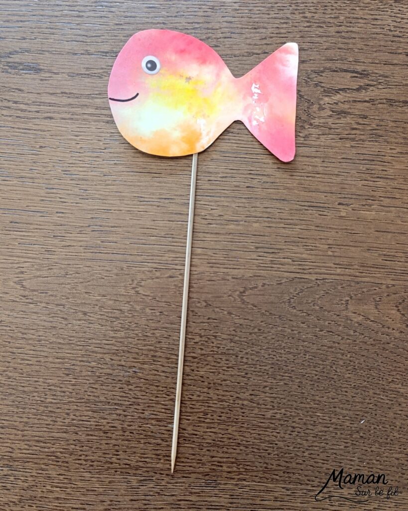 Fabriquer un poisson qui bouge dans son bocal : activité créative, peinture, récup' et manuelle enfants - Technique de Peinture avec papier aluminium, feutres, eau - Recyclage, surcyclage d'un pic à brochettes pour manipuler et faire bouger le poisson - Découpage, collage - Dessins et graphismes en noir pour le contraste - Décoration ey jeu DIY Fait maison - Arts visuels et Bricolage facile - Thème animaux marins, mer, océans, plage, été, 1er avril, poisson d'avril - Bricolage et décoration sympa et facile - Arts visuels maternelle et élémentaire - Cycles 1 ou 2 - Créativité - tutoriel photos et vidéo - mslf
