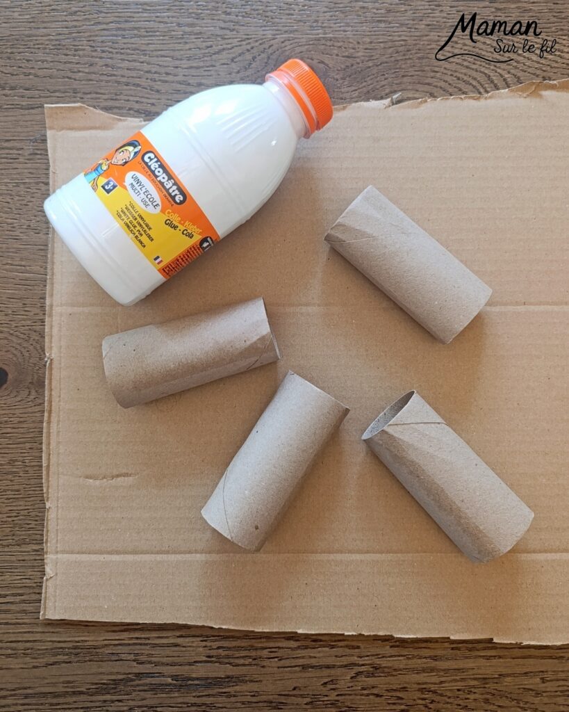 Fabriquer un poisson en récup' de carton, de rouleaux de PQ et paillettes : activité créative, récup', récup' et manuelle enfants - Recyclage, surcyclage de carton et de rouleaux de PQ, de papier toilettes en carton - Découpage, collage pour les écailles - Paillettes pour le côté brilllant - Décoration DIY Fait maison - Arts visuels et Bricolage facile - Thème animaux marins, mer, océans, plage, été, 1er avril, poisson d'avril - Bricolage et décoration sympa et facile - Arts visuels maternelle et élémentaire, adultes - Cycles 1 et 2 - Créativité - tutoriel photos - mslf