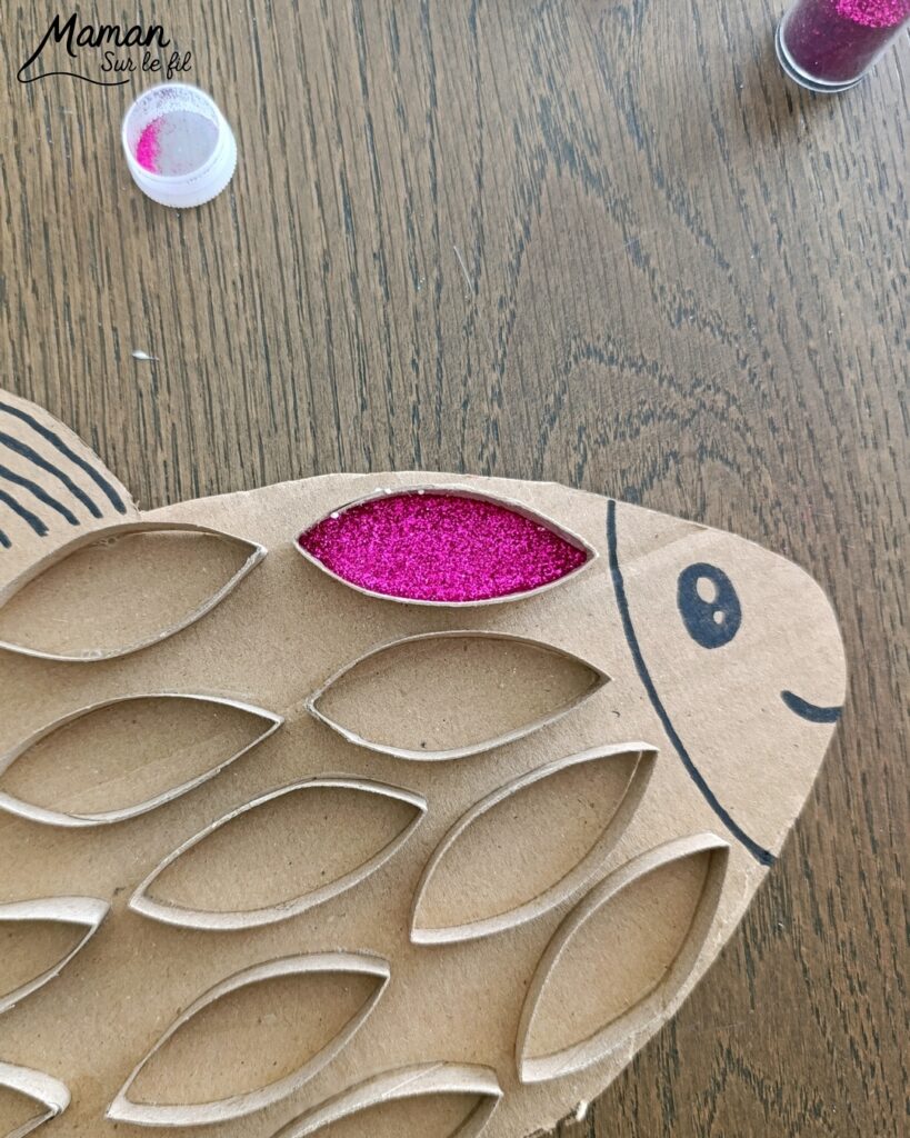 Fabriquer un poisson en récup' de carton, de rouleaux de PQ et paillettes : activité créative, récup', récup' et manuelle enfants - Recyclage, surcyclage de carton et de rouleaux de PQ, de papier toilettes en carton - Découpage, collage pour les écailles - Paillettes pour le côté brilllant - Décoration DIY Fait maison - Arts visuels et Bricolage facile - Thème animaux marins, mer, océans, plage, été, 1er avril, poisson d'avril - Bricolage et décoration sympa et facile - Arts visuels maternelle et élémentaire, adultes - Cycles 1 et 2 - Créativité - tutoriel photos - mslf