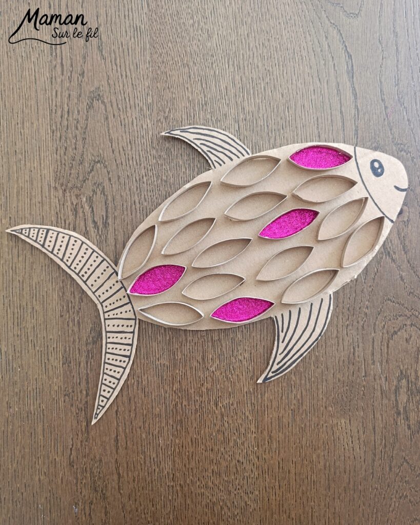 Fabriquer un poisson en récup' de carton, de rouleaux de PQ et paillettes : activité créative, récup', récup' et manuelle enfants - Recyclage, surcyclage de carton et de rouleaux de PQ, de papier toilettes en carton - Découpage, collage pour les écailles - Paillettes pour le côté brilllant - Décoration DIY Fait maison - Arts visuels et Bricolage facile - Thème animaux marins, mer, océans, plage, été, 1er avril, poisson d'avril - Bricolage et décoration sympa et facile - Arts visuels maternelle et élémentaire, adultes - Cycles 1 et 2 - Créativité - tutoriel photos - mslf