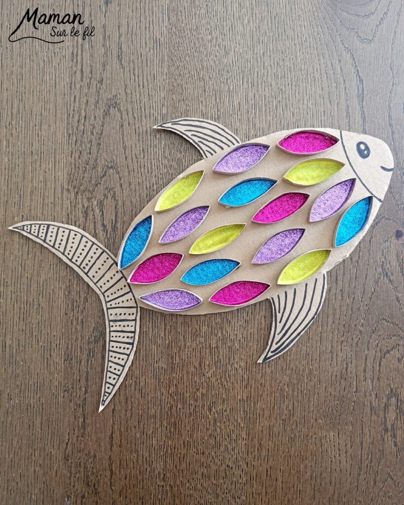 Fabriquer un poisson en récup' de carton, de rouleaux de PQ et paillettes : activité créative, récup', récup' et manuelle enfants - Recyclage, surcyclage de carton et de rouleaux de PQ, de papier toilettes en carton - Découpage, collage pour les écailles - Paillettes pour le côté brilllant - Décoration DIY Fait maison - Arts visuels et Bricolage facile - Thème animaux marins, mer, océans, plage, été, 1er avril, poisson d'avril - Bricolage et décoration sympa et facile - Arts visuels maternelle et élémentaire, adultes - Cycles 1 et 2 - Créativité - tutoriel photos - mslf
