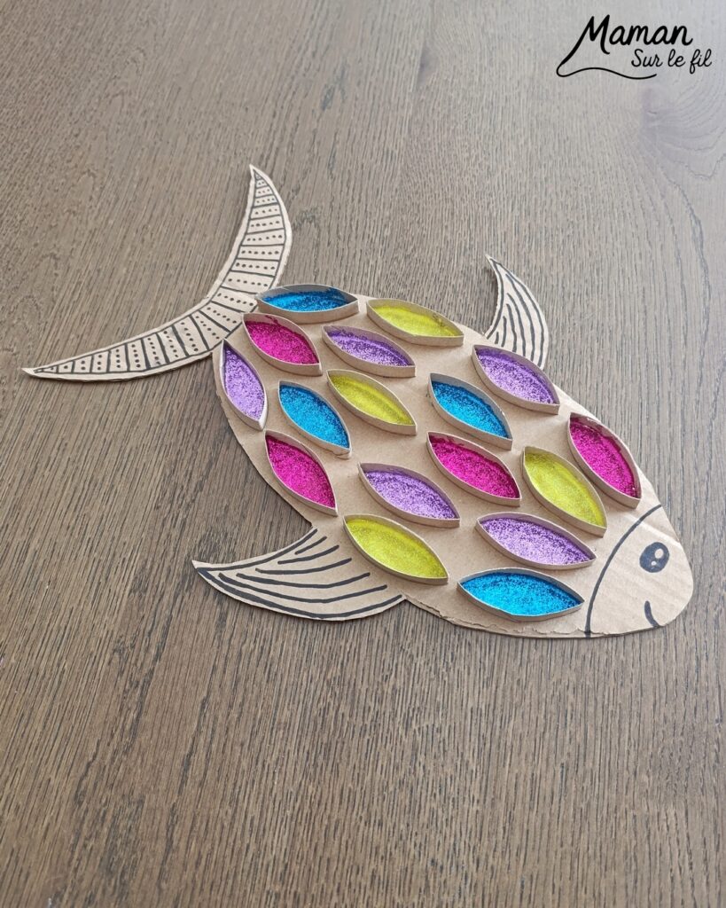 Fabriquer un poisson en récup' de carton, de rouleaux de PQ et paillettes : activité créative, récup', récup' et manuelle enfants - Recyclage, surcyclage de carton et de rouleaux de PQ, de papier toilettes en carton - Découpage, collage pour les écailles - Paillettes pour le côté brilllant - Décoration DIY Fait maison - Arts visuels et Bricolage facile - Thème animaux marins, mer, océans, plage, été, 1er avril, poisson d'avril - Bricolage et décoration sympa et facile - Arts visuels maternelle et élémentaire, adultes - Cycles 1 et 2 - Créativité - tutoriel photos - mslf