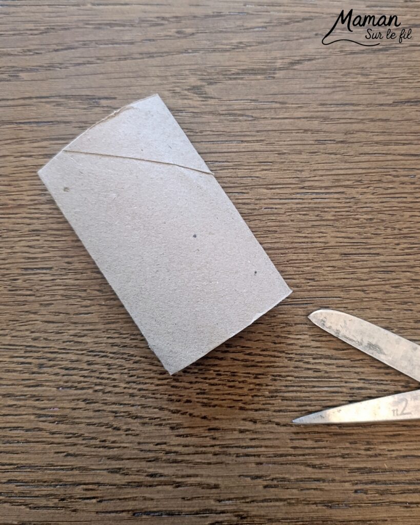 Fabriquer un poisson en récup' de carton, de rouleaux de PQ et paillettes : activité créative, récup', récup' et manuelle enfants - Recyclage, surcyclage de carton et de rouleaux de PQ, de papier toilettes en carton - Découpage, collage pour les écailles - Paillettes pour le côté brilllant - Décoration DIY Fait maison - Arts visuels et Bricolage facile - Thème animaux marins, mer, océans, plage, été, 1er avril, poisson d'avril - Bricolage et décoration sympa et facile - Arts visuels maternelle et élémentaire, adultes - Cycles 1 et 2 - Créativité - tutoriel photos - mslf