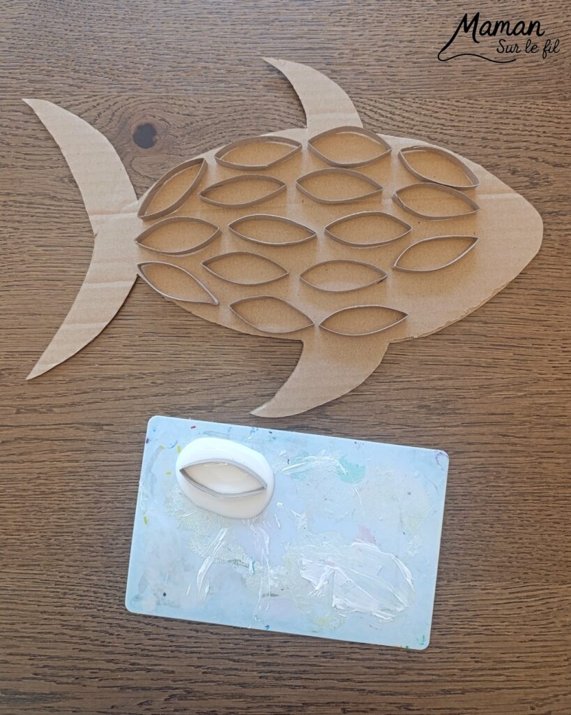 Fabriquer un poisson en récup' de carton, de rouleaux de PQ et paillettes : activité créative, récup', récup' et manuelle enfants - Recyclage, surcyclage de carton et de rouleaux de PQ, de papier toilettes en carton - Découpage, collage pour les écailles - Paillettes pour le côté brilllant - Décoration DIY Fait maison - Arts visuels et Bricolage facile - Thème animaux marins, mer, océans, plage, été, 1er avril, poisson d'avril - Bricolage et décoration sympa et facile - Arts visuels maternelle et élémentaire, adultes - Cycles 1 et 2 - Créativité - tutoriel photos - mslf