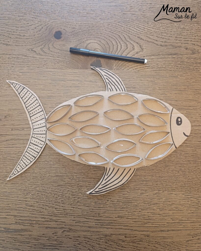Fabriquer un poisson en récup' de carton, de rouleaux de PQ et paillettes : activité créative, récup', récup' et manuelle enfants - Recyclage, surcyclage de carton et de rouleaux de PQ, de papier toilettes en carton - Découpage, collage pour les écailles - Paillettes pour le côté brilllant - Décoration DIY Fait maison - Arts visuels et Bricolage facile - Thème animaux marins, mer, océans, plage, été, 1er avril, poisson d'avril - Bricolage et décoration sympa et facile - Arts visuels maternelle et élémentaire, adultes - Cycles 1 et 2 - Créativité - tutoriel photos - mslf