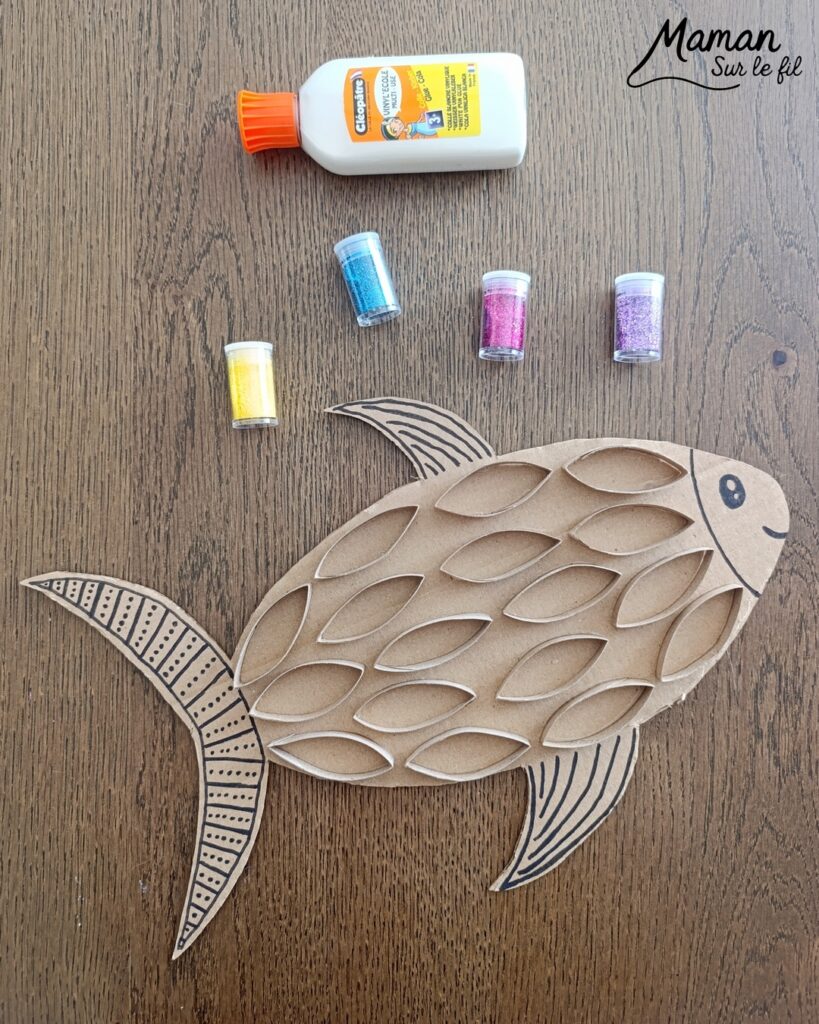 Fabriquer un poisson en récup' de carton, de rouleaux de PQ et paillettes : activité créative, récup', récup' et manuelle enfants - Recyclage, surcyclage de carton et de rouleaux de PQ, de papier toilettes en carton - Découpage, collage pour les écailles - Paillettes pour le côté brilllant - Décoration DIY Fait maison - Arts visuels et Bricolage facile - Thème animaux marins, mer, océans, plage, été, 1er avril, poisson d'avril - Bricolage et décoration sympa et facile - Arts visuels maternelle et élémentaire, adultes - Cycles 1 et 2 - Créativité - tutoriel photos - mslf