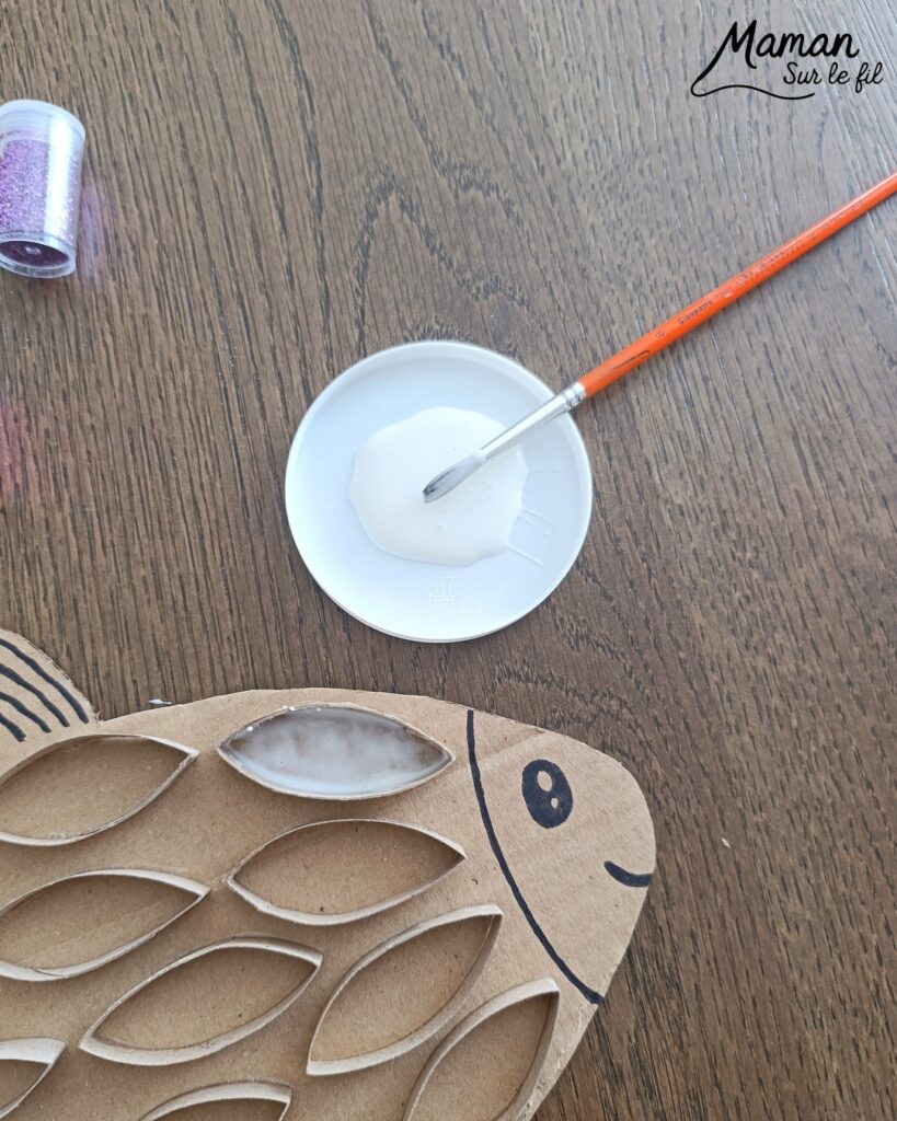 Fabriquer un poisson en récup' de carton, de rouleaux de PQ et paillettes : activité créative, récup', récup' et manuelle enfants - Recyclage, surcyclage de carton et de rouleaux de PQ, de papier toilettes en carton - Découpage, collage pour les écailles - Paillettes pour le côté brilllant - Décoration DIY Fait maison - Arts visuels et Bricolage facile - Thème animaux marins, mer, océans, plage, été, 1er avril, poisson d'avril - Bricolage et décoration sympa et facile - Arts visuels maternelle et élémentaire, adultes - Cycles 1 et 2 - Créativité - tutoriel photos - mslf