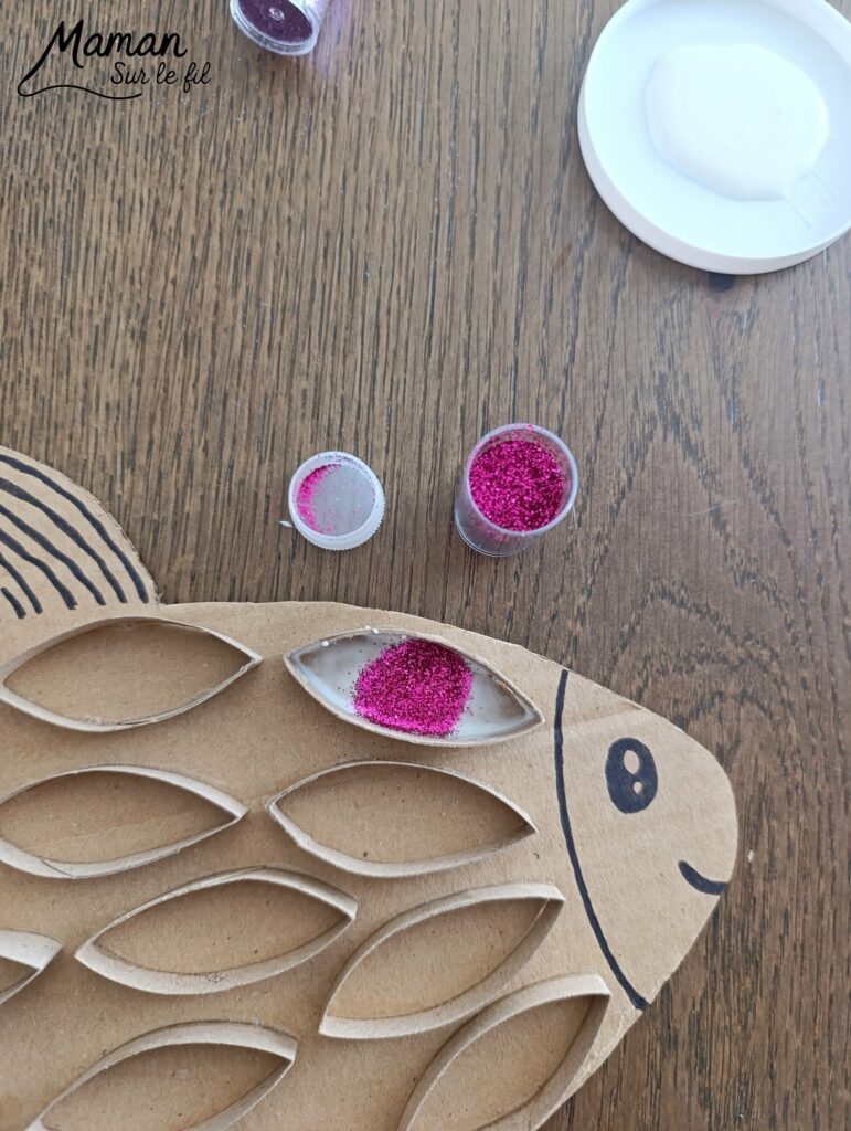 Fabriquer un poisson en récup' de carton, de rouleaux de PQ et paillettes : activité créative, récup', récup' et manuelle enfants - Recyclage, surcyclage de carton et de rouleaux de PQ, de papier toilettes en carton - Découpage, collage pour les écailles - Paillettes pour le côté brilllant - Décoration DIY Fait maison - Arts visuels et Bricolage facile - Thème animaux marins, mer, océans, plage, été, 1er avril, poisson d'avril - Bricolage et décoration sympa et facile - Arts visuels maternelle et élémentaire, adultes - Cycles 1 et 2 - Créativité - tutoriel photos - mslf