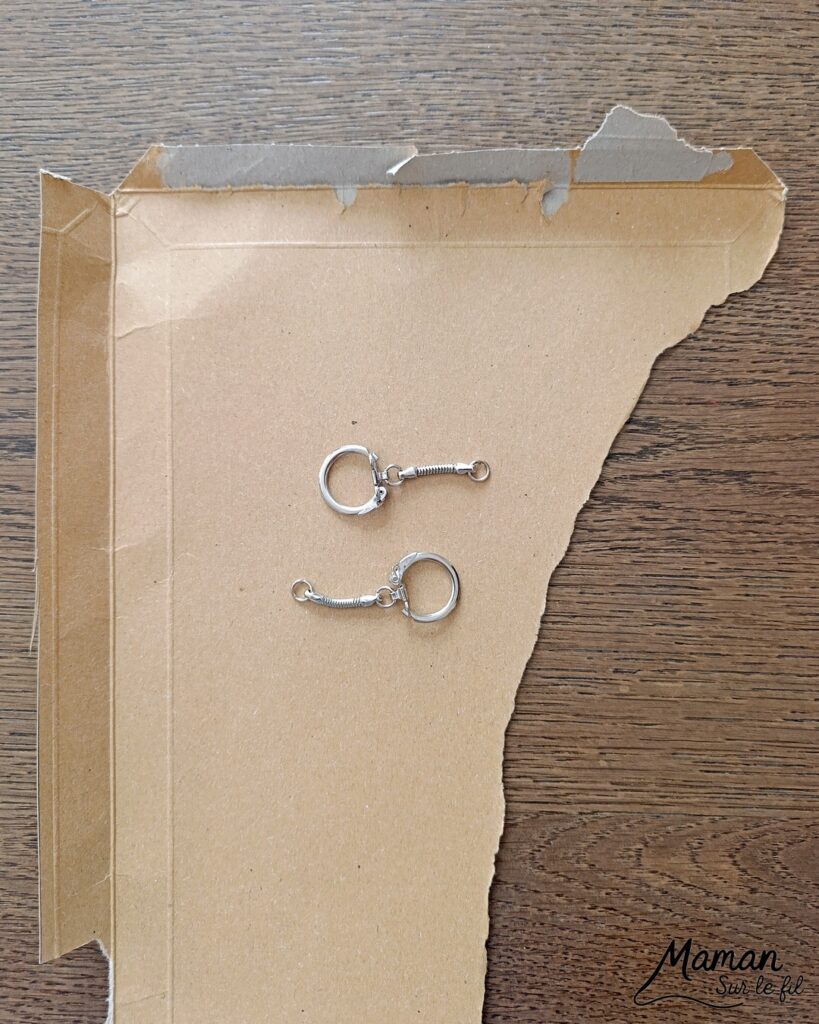 Fabriquer des porte-clés Surfs en récup' : activité créative, récup', peinture et manuelle enfants - Recyclage, surcyclage de carton - Peinture et dessin - Cadeau DIY Fait maison à offrir - Décoration DIY Fait maison - Arts visuels et Bricolage facile - Thème mer, océans, plage, été, vacances, loisirs, sport - Bricolage et décoration sympa et facile - Arts visuels maternelle et élémentaire - Cycles 1 et 2 - Créativité - tutoriel photos - mslf