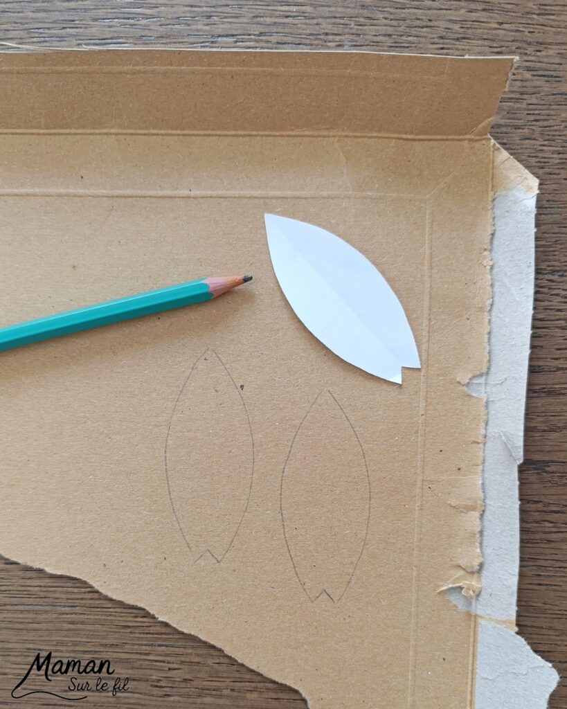 Fabriquer des porte-clés Surfs en récup' : activité créative, récup', peinture et manuelle enfants - Recyclage, surcyclage de carton - Peinture et dessin - Cadeau DIY Fait maison à offrir - Décoration DIY Fait maison - Arts visuels et Bricolage facile - Thème mer, océans, plage, été, vacances, loisirs, sport - Bricolage et décoration sympa et facile - Arts visuels maternelle et élémentaire - Cycles 1 et 2 - Créativité - tutoriel photos - mslf