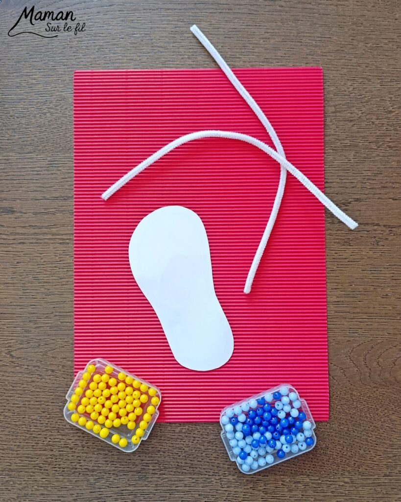 Fabriquer des tongs avec du carton ondulé, des fils chenille et des perles : activité créative et manuelle enfants - Base en carton ondulé - Lanière avec fils chenille insérés dans les trous - Décoration avec des perles enfilées sur les fils chenille - Motricité fine, précision, algorithme - Décoration DIY Fait maison - Arts visuels et Bricolage facile - Thème mer, océans, plage, été, vacances, vêtements, chaussures et accessoires - Bricolage et décoration sympa et facile - Arts visuels maternelle et élémentaire - Cycles 1 et 2 - Créativité - tutoriel photos et vidéo - mslf