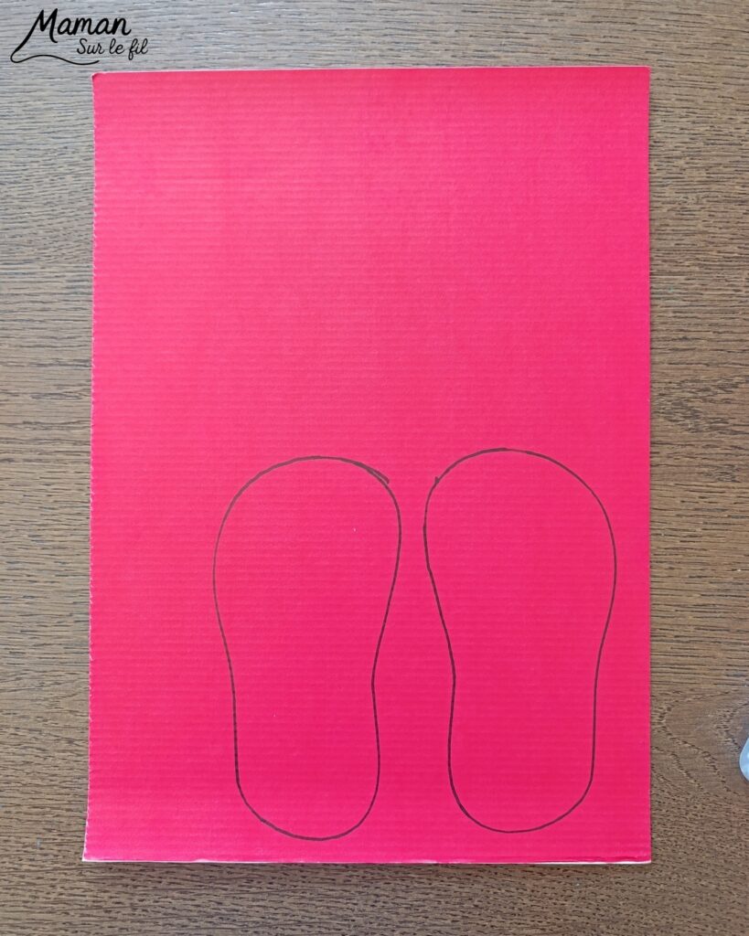 Fabriquer des tongs avec du carton ondulé, des fils chenille et des perles : activité créative et manuelle enfants - Base en carton ondulé - Lanière avec fils chenille insérés dans les trous - Décoration avec des perles enfilées sur les fils chenille - Motricité fine, précision, algorithme - Décoration DIY Fait maison - Arts visuels et Bricolage facile - Thème mer, océans, plage, été, vacances, vêtements, chaussures et accessoires - Bricolage et décoration sympa et facile - Arts visuels maternelle et élémentaire - Cycles 1 et 2 - Créativité - tutoriel photos et vidéo - mslf