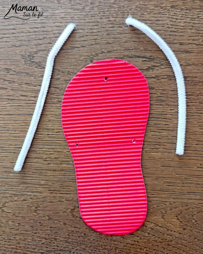 Fabriquer des tongs avec du carton ondulé, des fils chenille et des perles : activité créative et manuelle enfants - Base en carton ondulé - Lanière avec fils chenille insérés dans les trous - Décoration avec des perles enfilées sur les fils chenille - Motricité fine, précision, algorithme - Décoration DIY Fait maison - Arts visuels et Bricolage facile - Thème mer, océans, plage, été, vacances, vêtements, chaussures et accessoires - Bricolage et décoration sympa et facile - Arts visuels maternelle et élémentaire - Cycles 1 et 2 - Créativité - tutoriel photos et vidéo - mslf