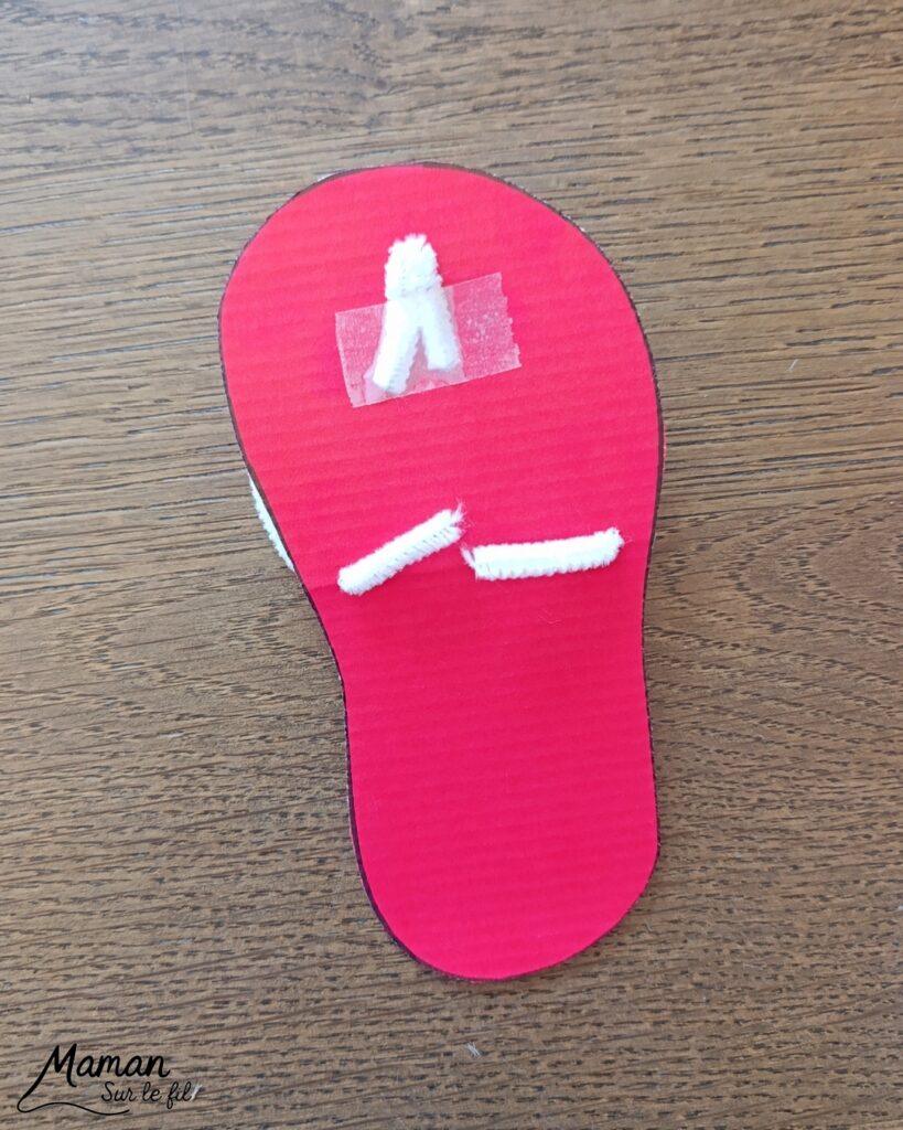 Fabriquer des tongs avec du carton ondulé, des fils chenille et des perles : activité créative et manuelle enfants - Base en carton ondulé - Lanière avec fils chenille insérés dans les trous - Décoration avec des perles enfilées sur les fils chenille - Motricité fine, précision, algorithme - Décoration DIY Fait maison - Arts visuels et Bricolage facile - Thème mer, océans, plage, été, vacances, vêtements, chaussures et accessoires - Bricolage et décoration sympa et facile - Arts visuels maternelle et élémentaire - Cycles 1 et 2 - Créativité - tutoriel photos et vidéo - mslf