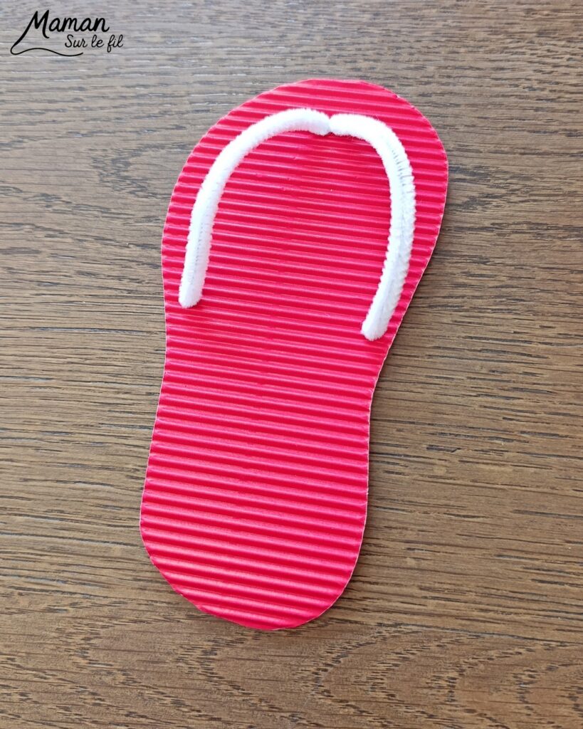 Fabriquer des tongs avec du carton ondulé, des fils chenille et des perles : activité créative et manuelle enfants - Base en carton ondulé - Lanière avec fils chenille insérés dans les trous - Décoration avec des perles enfilées sur les fils chenille - Motricité fine, précision, algorithme - Décoration DIY Fait maison - Arts visuels et Bricolage facile - Thème mer, océans, plage, été, vacances, vêtements, chaussures et accessoires - Bricolage et décoration sympa et facile - Arts visuels maternelle et élémentaire - Cycles 1 et 2 - Créativité - tutoriel photos et vidéo - mslf