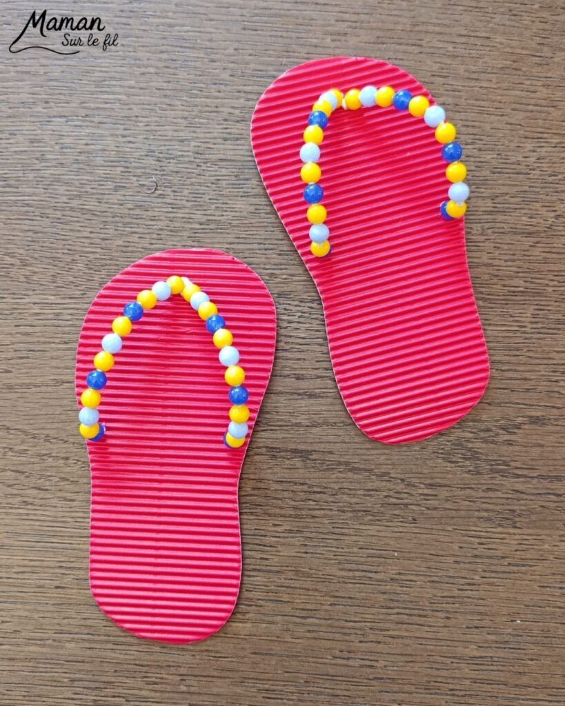 Fabriquer des tongs avec du carton ondulé, des fils chenille et des perles : activité créative et manuelle enfants - Base en carton ondulé - Lanière avec fils chenille insérés dans les trous - Décoration avec des perles enfilées sur les fils chenille - Motricité fine, précision, algorithme - Décoration DIY Fait maison - Arts visuels et Bricolage facile - Thème mer, océans, plage, été, vacances, vêtements, chaussures et accessoires - Bricolage et décoration sympa et facile - Arts visuels maternelle et élémentaire - Cycles 1 et 2 - Créativité - tutoriel photos et vidéo - mslf