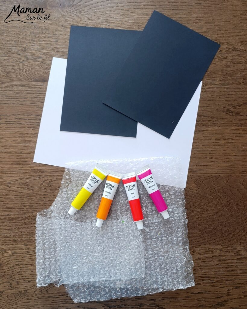Peindre des cocktails avec du papier à bulles : activité créative, peinture, récup' et manuelle enfants - Recyclage, surcyclage de papier à bulles - Deux techniques et deux façons de faire - Garder le papier à bulles et l'utiliser comme empreintes - Rondelles de citron, pailles, dégradés de couleurs - Découpage, collage - Contraste entre couleurs vives et noir - Peinture avec cotons-tiges et pointillisme - Décoration DIY Fait maison - Arts visuels et Bricolage facile - Thème gourmandises, boissons, apéro, goûters, vacances, été - Bricolage et décoration sympa et facile - Arts visuels maternelle et élémentaire, adultes - Cycles 1 et 2 - Créativité - tutoriel photos et vidéo - mslf