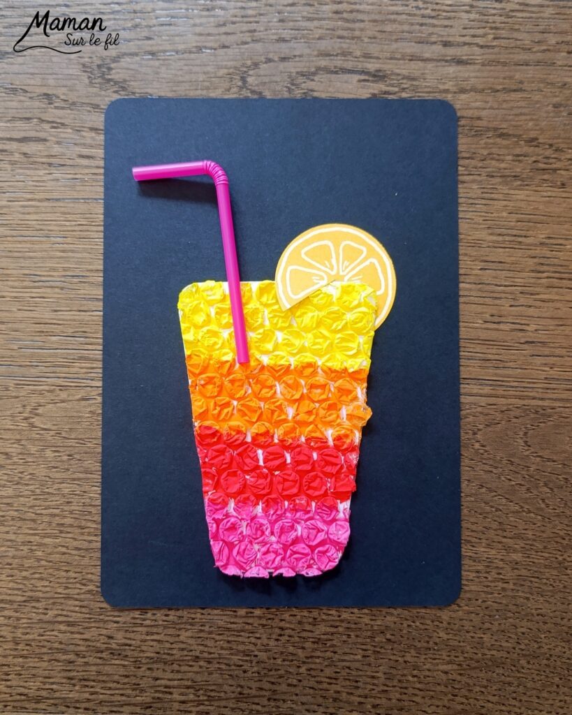 Peindre des cocktails avec du papier à bulles : activité créative, peinture, récup' et manuelle enfants - Recyclage, surcyclage de papier à bulles - Deux techniques et deux façons de faire - Garder le papier à bulles et l'utiliser comme empreintes - Rondelles de citron, pailles, dégradés de couleurs - Découpage, collage - Contraste entre couleurs vives et noir - Peinture avec cotons-tiges et pointillisme - Décoration DIY Fait maison - Arts visuels et Bricolage facile - Thème gourmandises, boissons, apéro, goûters, vacances, été - Bricolage et décoration sympa et facile - Arts visuels maternelle et élémentaire, adultes - Cycles 1 et 2 - Créativité - tutoriel photos et vidéo - mslf