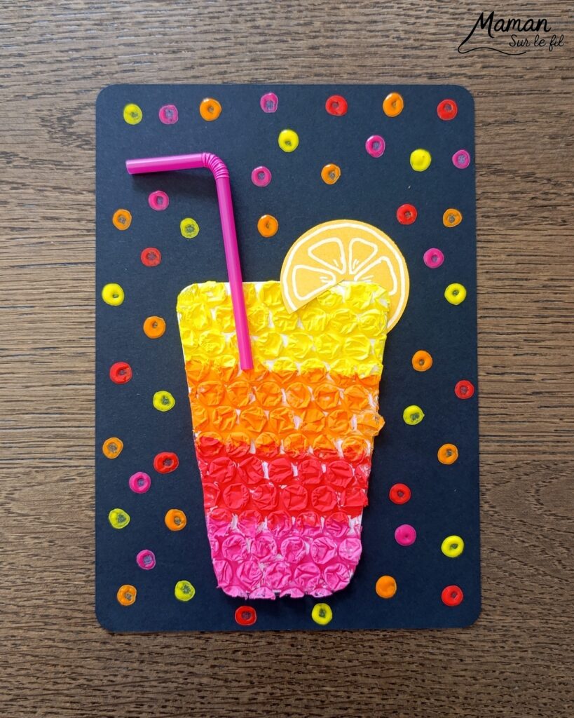 Peindre des cocktails avec du papier à bulles : activité créative, peinture, récup' et manuelle enfants - Recyclage, surcyclage de papier à bulles - Deux techniques et deux façons de faire - Garder le papier à bulles et l'utiliser comme empreintes - Rondelles de citron, pailles, dégradés de couleurs - Découpage, collage - Contraste entre couleurs vives et noir - Peinture avec cotons-tiges et pointillisme - Décoration DIY Fait maison - Arts visuels et Bricolage facile - Thème gourmandises, boissons, apéro, goûters, vacances, été - Bricolage et décoration sympa et facile - Arts visuels maternelle et élémentaire, adultes - Cycles 1 et 2 - Créativité - tutoriel photos et vidéo - mslf