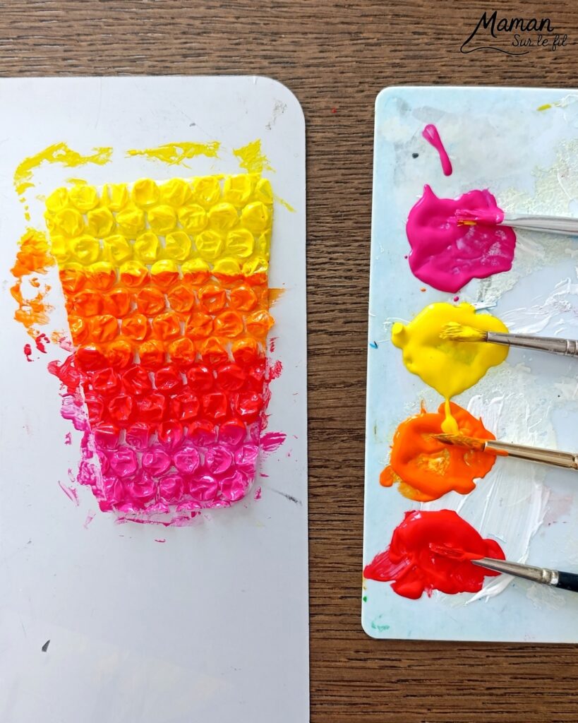 Peindre des cocktails avec du papier à bulles : activité créative, peinture, récup' et manuelle enfants - Recyclage, surcyclage de papier à bulles - Deux techniques et deux façons de faire - Garder le papier à bulles et l'utiliser comme empreintes - Rondelles de citron, pailles, dégradés de couleurs - Découpage, collage - Contraste entre couleurs vives et noir - Peinture avec cotons-tiges et pointillisme - Décoration DIY Fait maison - Arts visuels et Bricolage facile - Thème gourmandises, boissons, apéro, goûters, vacances, été - Bricolage et décoration sympa et facile - Arts visuels maternelle et élémentaire, adultes - Cycles 1 et 2 - Créativité - tutoriel photos et vidéo - mslf
