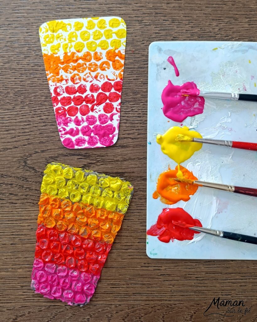 Peindre des cocktails avec du papier à bulles : activité créative, peinture, récup' et manuelle enfants - Recyclage, surcyclage de papier à bulles - Deux techniques et deux façons de faire - Garder le papier à bulles et l'utiliser comme empreintes - Rondelles de citron, pailles, dégradés de couleurs - Découpage, collage - Contraste entre couleurs vives et noir - Peinture avec cotons-tiges et pointillisme - Décoration DIY Fait maison - Arts visuels et Bricolage facile - Thème gourmandises, boissons, apéro, goûters, vacances, été - Bricolage et décoration sympa et facile - Arts visuels maternelle et élémentaire, adultes - Cycles 1 et 2 - Créativité - tutoriel photos et vidéo - mslf