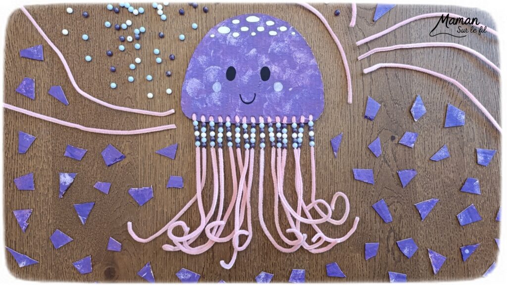 Fabriquer une méduse en carton, fils chenille et perles : activité créative, récup', peinture et manuelle enfants - Recyclage, surcyclage de carton - Peinture au tampon pour la méduse - Dessin aux marqueurs Peinture - Fils chenille pour les filaments, les tentacules - Perles à glisser sur les fils chenille pour la décoration et travailler la motricité fine - Décoration DIY Fait maison - Arts visuels et Bricolage facile - Thème animaux marins, mer, océans, plage, été - Bricolage et décoration sympa et facile - Arts visuels maternelle et élémentaire, adultes - Cycles 1 et 2 - Créativité - tutoriel photos et vidéo - mslf