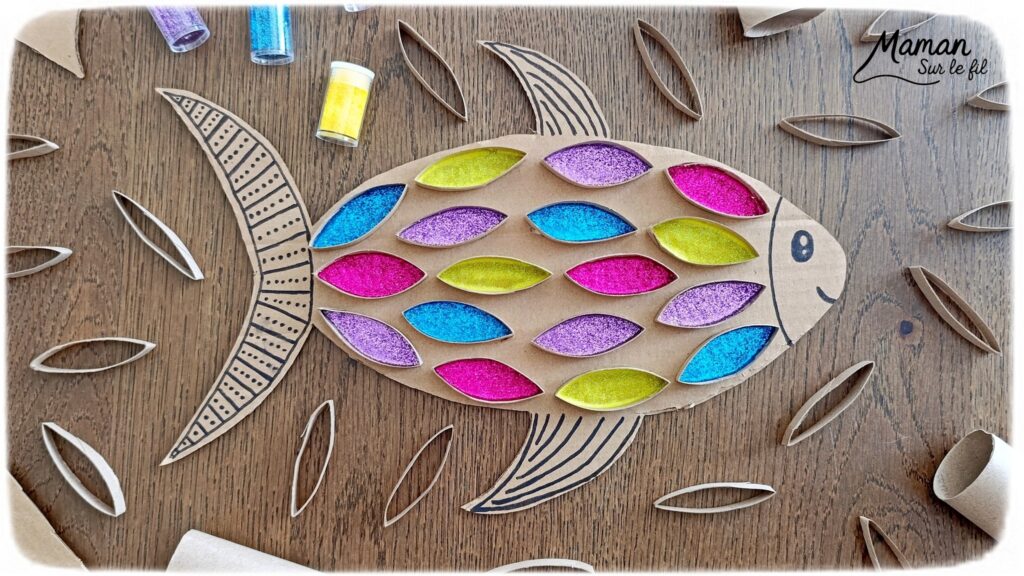 Fabriquer un poisson en récup' de carton, de rouleaux de PQ et paillettes : activité créative, récup', récup' et manuelle enfants - Recyclage, surcyclage de carton et de rouleaux de PQ, de papier toilettes en carton - Découpage, collage pour les écailles - Paillettes pour le côté brilllant - Décoration DIY Fait maison - Arts visuels et Bricolage facile - Thème animaux marins, mer, océans, plage, été, 1er avril, poisson d'avril - Bricolage et décoration sympa et facile - Arts visuels maternelle et élémentaire, adultes - Cycles 1 et 2 - Créativité - tutoriel photos - mslf