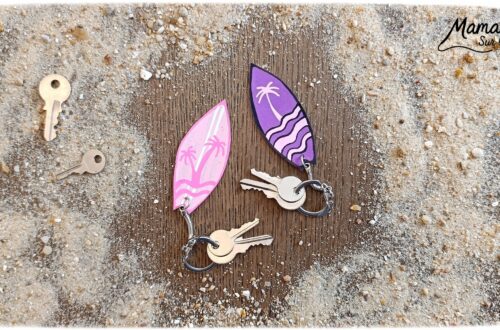 Fabriquer des porte-clés Surfs en récup' : activité créative, récup', peinture et manuelle enfants - Recyclage, surcyclage de carton - Peinture et dessin - Cadeau DIY Fait maison à offrir - Décoration DIY Fait maison - Arts visuels et Bricolage facile - Thème mer, océans, plage, été, vacances, loisirs, sport - Bricolage et décoration sympa et facile - Arts visuels maternelle et élémentaire - Cycles 1 et 2 - Créativité - tutoriel photos - mslf