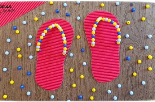 Fabriquer des tongs avec du carton ondulé, des fils chenille et des perles : activité créative et manuelle enfants - Base en carton ondulé - Lanière avec fils chenille insérés dans les trous - Décoration avec des perles enfilées sur les fils chenille - Motricité fine, précision, algorithme - Décoration DIY Fait maison - Arts visuels et Bricolage facile - Thème mer, océans, plage, été, vacances, vêtements, chaussures et accessoires - Bricolage et décoration sympa et facile - Arts visuels maternelle et élémentaire - Cycles 1 et 2 - Créativité - tutoriel photos et vidéo - mslf